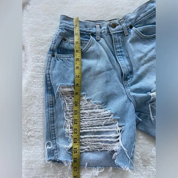Vintage Chic Womens Ripped Raw Hem Denim Shorts size S - Picture 11 of 11